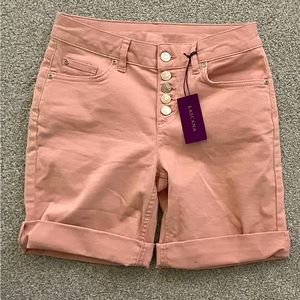 Cotton/elastine comfy shorts with five button closure.